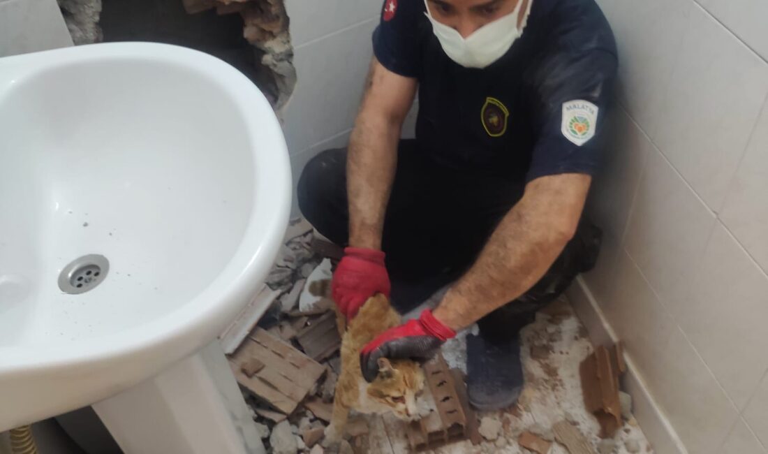 Malatya’nın Battalgazi ilçesinde iki bina arasındaki dar boşlukta mahsur kalan