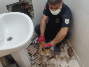 Malatya’nın Battalgazi ilçesinde iki bina arasındaki dar boşlukta mahsur kalan