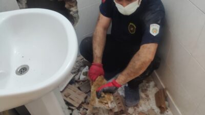 Malatya’nın Battalgazi ilçesinde iki bina arasındaki dar boşlukta mahsur kalan