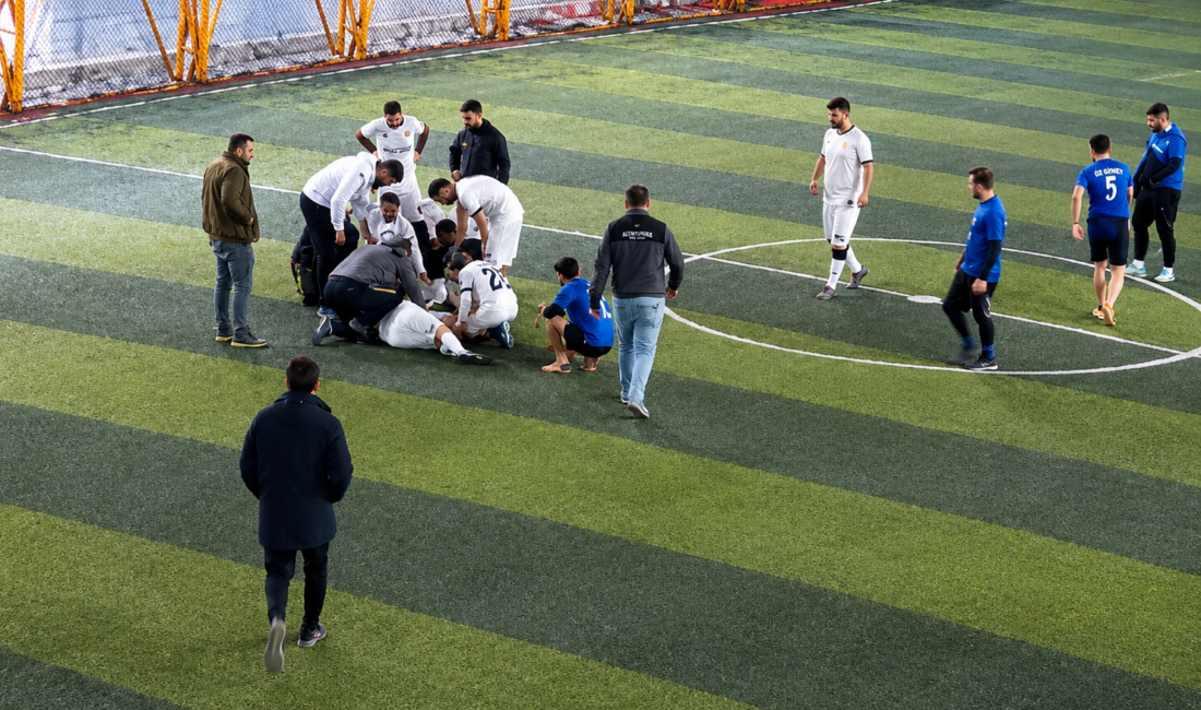 Halı Sahada İlkyardım Hayat Kurtardı Malatya’da bir halı sahada maç sonrası fenalaşan genç sporcu, dilinin