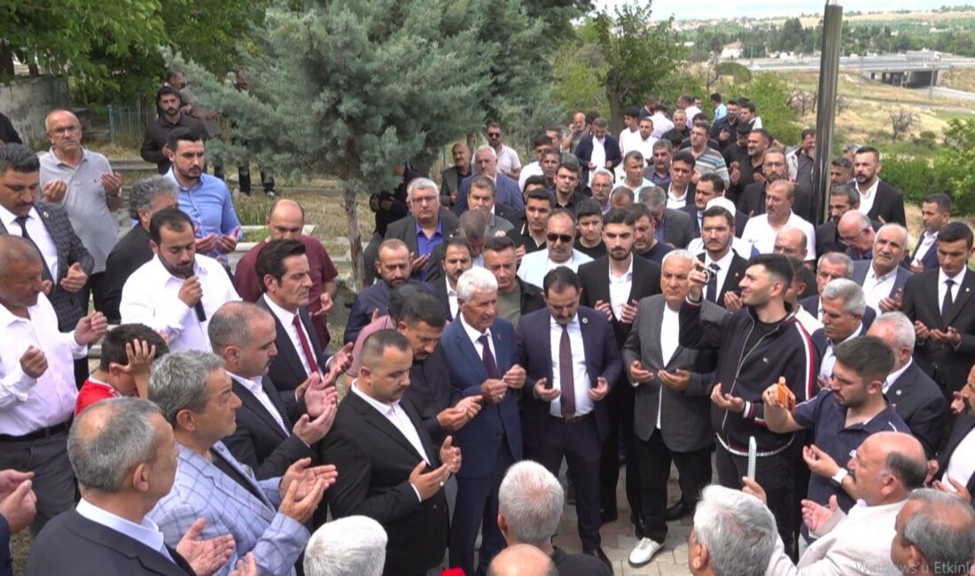 MHP Malatya’nın Yeni Yönetiminden İlk Ziyaret Ülkücü Şehitliğe Milliyetçi Hareket Partisi Malatya İl Başkanlığı görevine atanan Turgay Şengönül