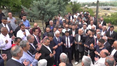 MHP Malatya’nın Yeni Yönetiminden İlk Ziyaret Ülkücü Şehitliğe Milliyetçi Hareket Partisi Malatya İl Başkanlığı görevine atanan Turgay Şengönül