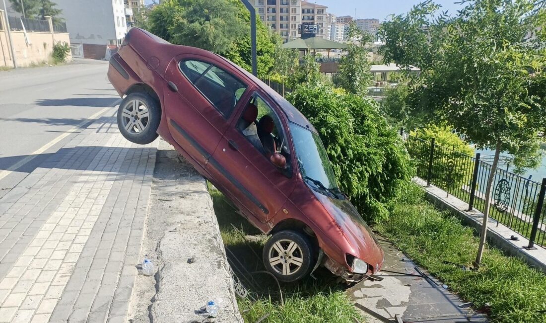 Malatya’nın Battalgazi ilçesinde kontrolden çıkan bir otomobil, yol kenarındaki boşluğa
