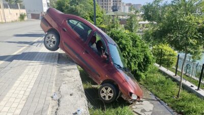 Otomobil Beton Duvar Üzerinde Asılı Kaldı Malatya’nın Battalgazi ilçesinde kontrolden çıkan bir otomobil, yol kenarındaki boşluğa