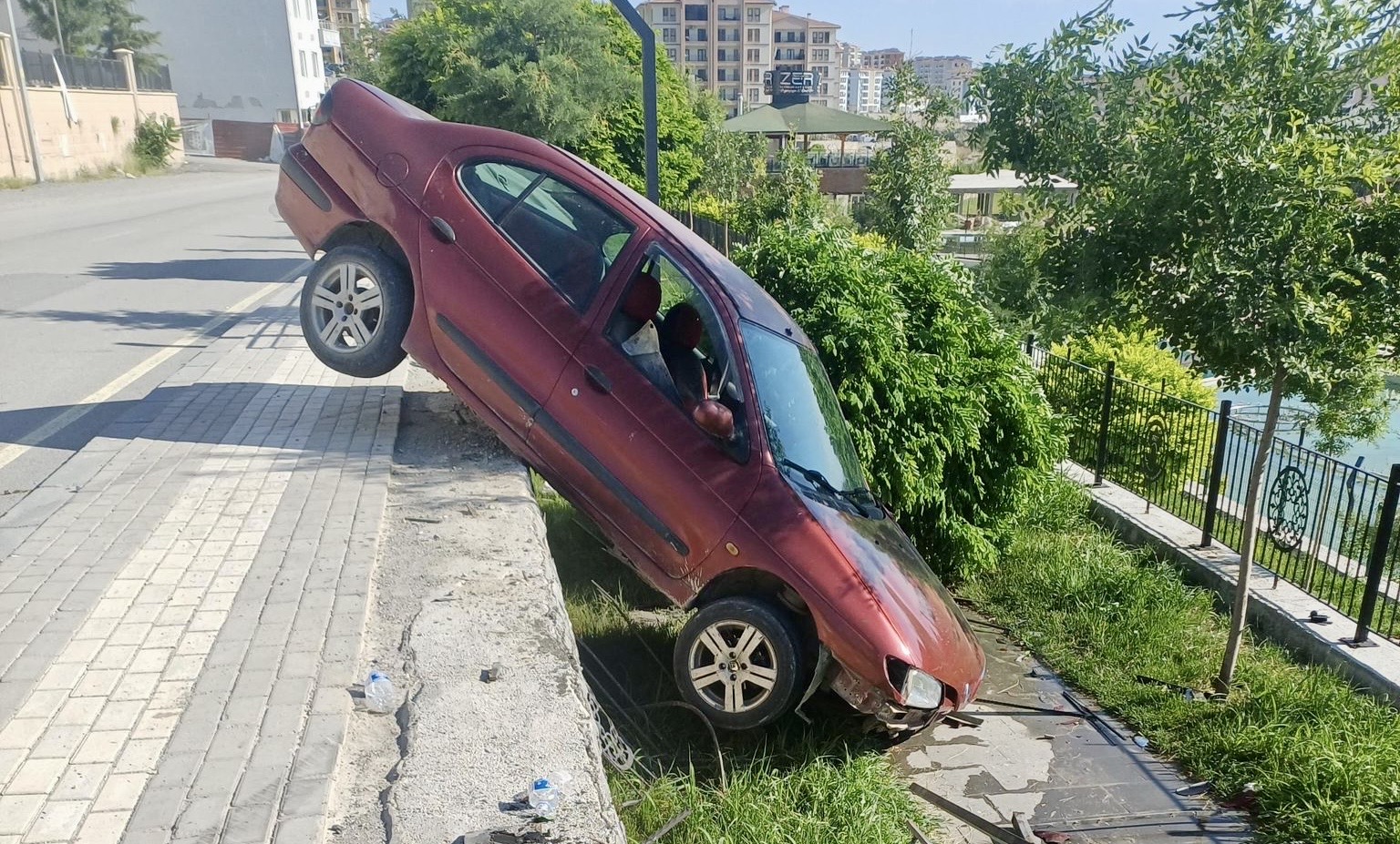 Malatya’nın Battalgazi ilçesinde kontrolden çıkan bir otomobil, yol kenarındaki boşluğa