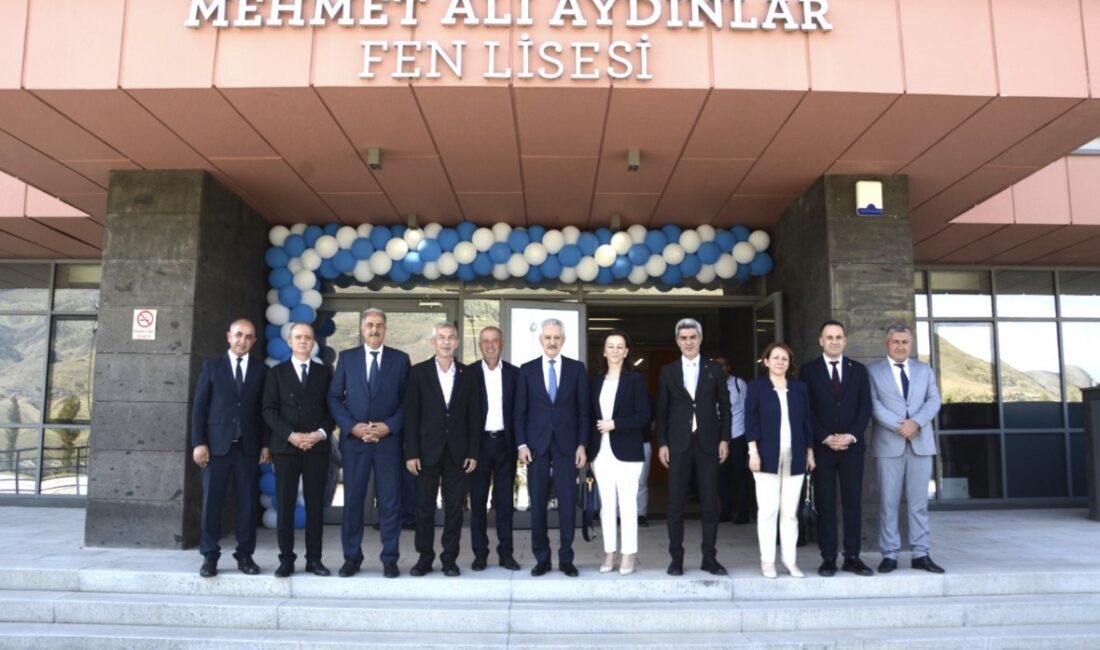 Arapgir’de Mezuniyet Coşkusu Arapgir’de düzenlenen mezuniyet törenine katılan Mehmet Ali Aydınlar, öğrencilerin mezuniyet