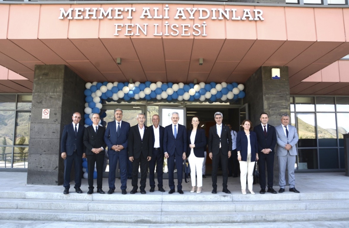 Arapgir’de düzenlenen mezuniyet törenine katılan Mehmet Ali Aydınlar, öğrencilerin mezuniyet