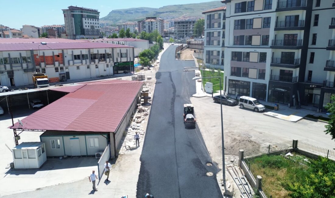 Battalgazi’de Yol Yenileme Çalışmaları Sürüyor Battalgazi Belediyesi, ilçe genelinde ulaşım altyapısını güçlendirmeye yönelik çalışmalarını sürdürüyor.