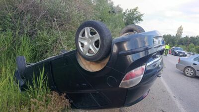 Malatya’nın Doğanşehir ilçesine bağlı Sürgü Mahallesi’nde kontrolden çıkarak devrilen otomobilin