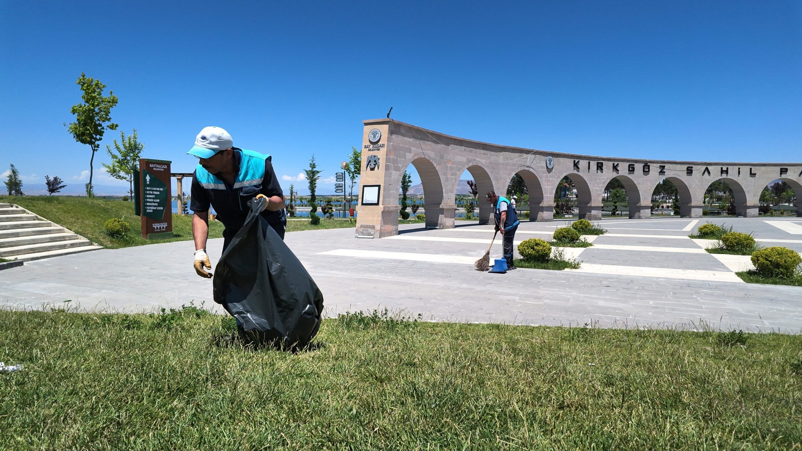 Battalgazi Belediyesi, yaz aylarında yoğun olarak kullanılan Kırkgöz Sahil Parkı’nda