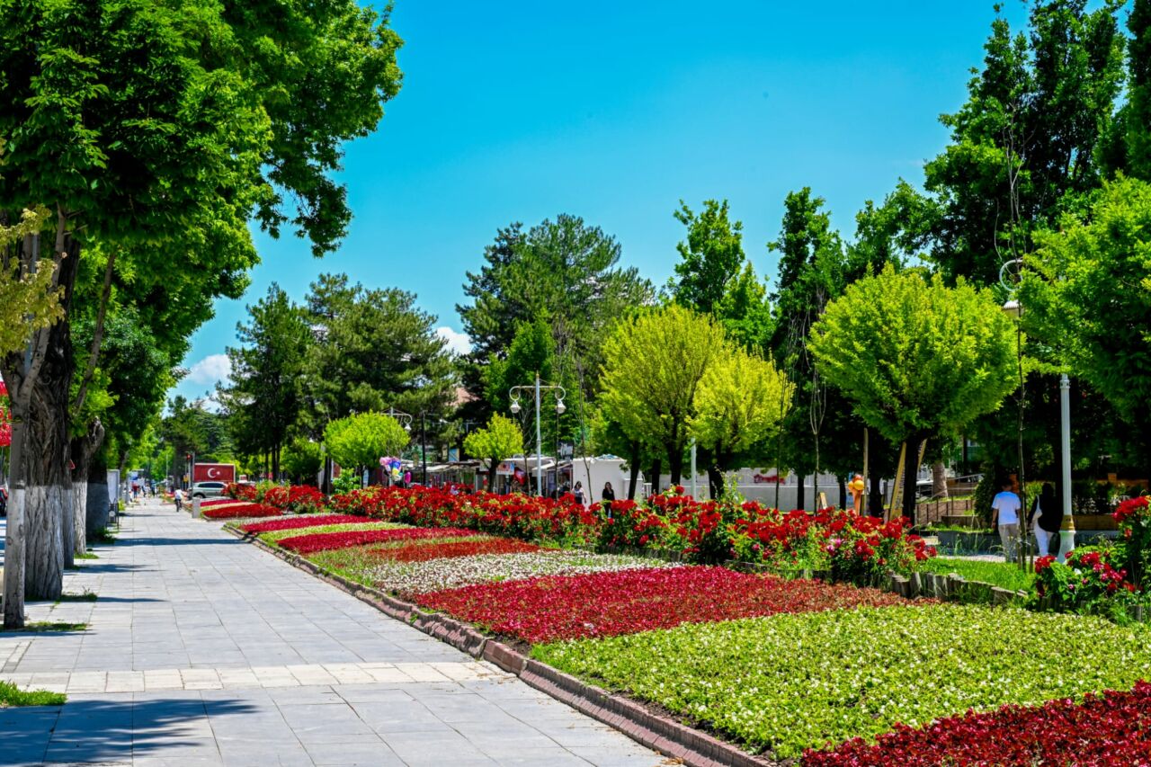Malatya Büyükşehir Belediyesi, kent genelinde yürüttüğü peyzaj çalışmaları kapsamında parklar,