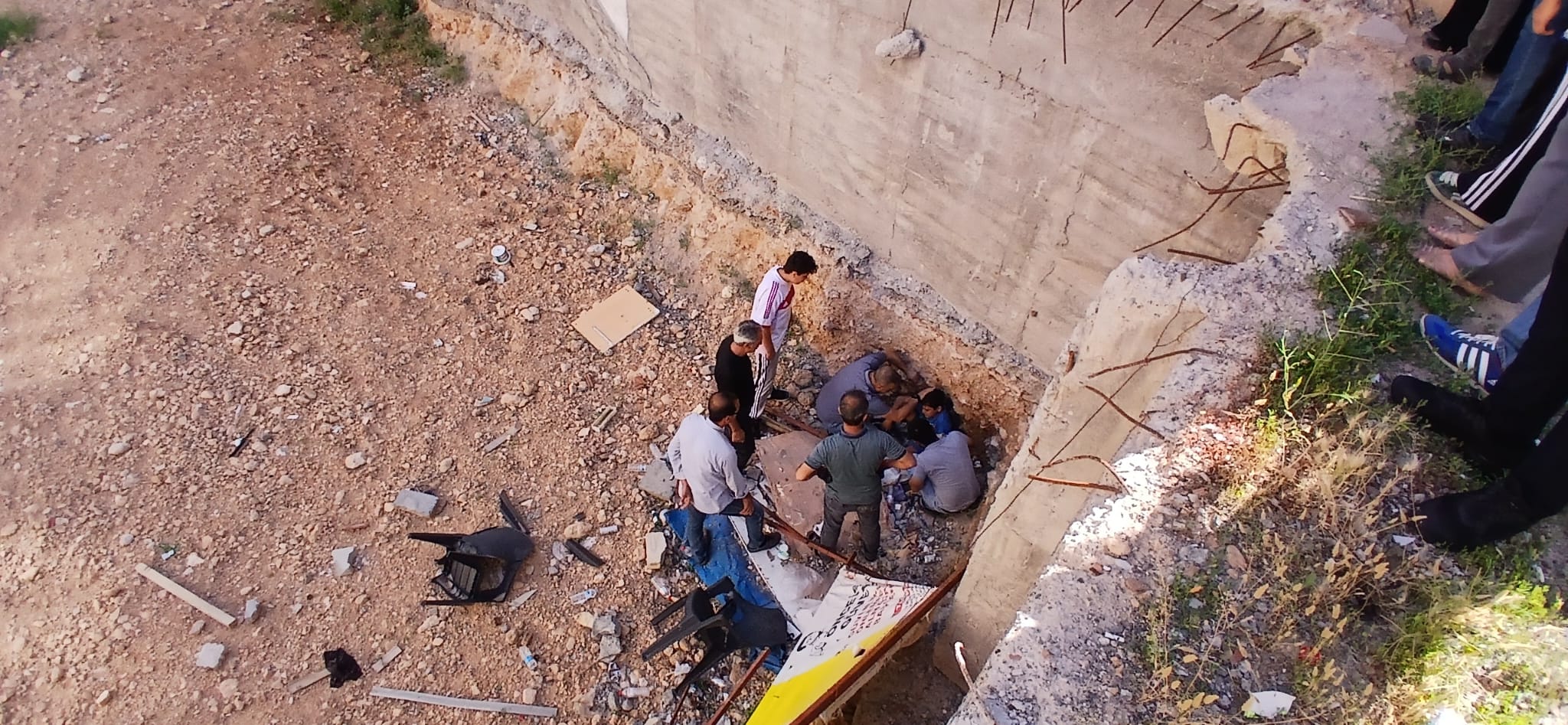 Malatya’nın Battalgazi ilçesinde semt pazarı yanında devam eden inşaat alanında