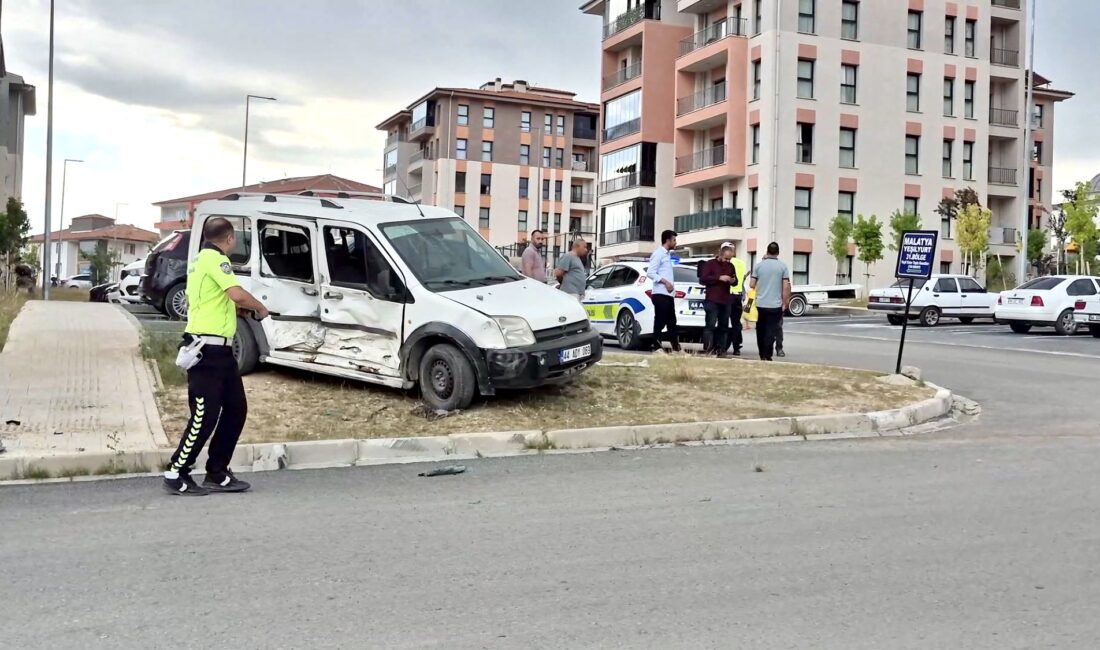 Malatya’da Minibüs ile Hafif Ticari Araç Çarpıştı Malatya’nın Yeşilyurt ilçesinde minibüs ile hafif ticari aracın çarpışması sonucu
