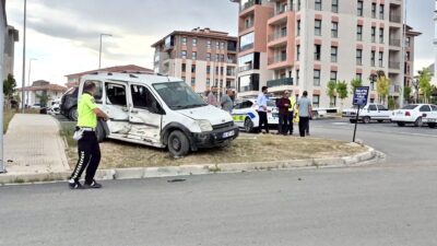 Malatya’da Minibüs ile Hafif Ticari Araç Çarpıştı Malatya’nın Yeşilyurt ilçesinde minibüs ile hafif ticari aracın çarpışması sonucu