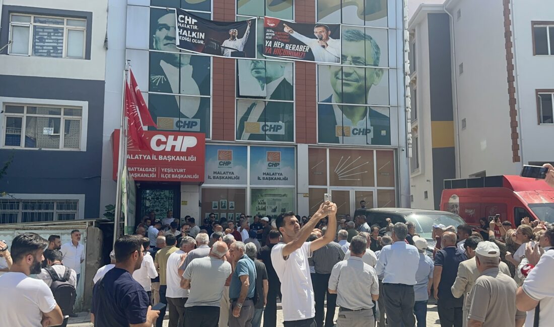 CHP Malatya İl Binasında Gergin Anlar CHP Malatya İl Başkanlığı’nda yeni atanan Hakan Satılmış’ın gece saatlerinde