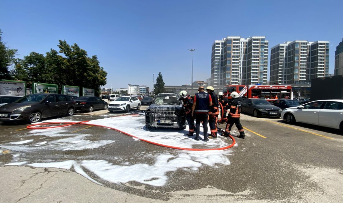 MalatyaPark Otoparkında Araç Yangını Paniği! MalatyaPark Alışveriş ve Yaşam Merkezi’nin açık otoparkında park halindeki SUV