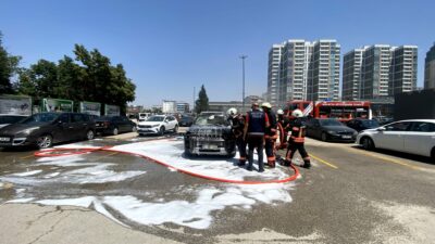MalatyaPark Otoparkında Araç Yangını Paniği! MalatyaPark Alışveriş ve Yaşam Merkezi’nin açık otoparkında park halindeki SUV