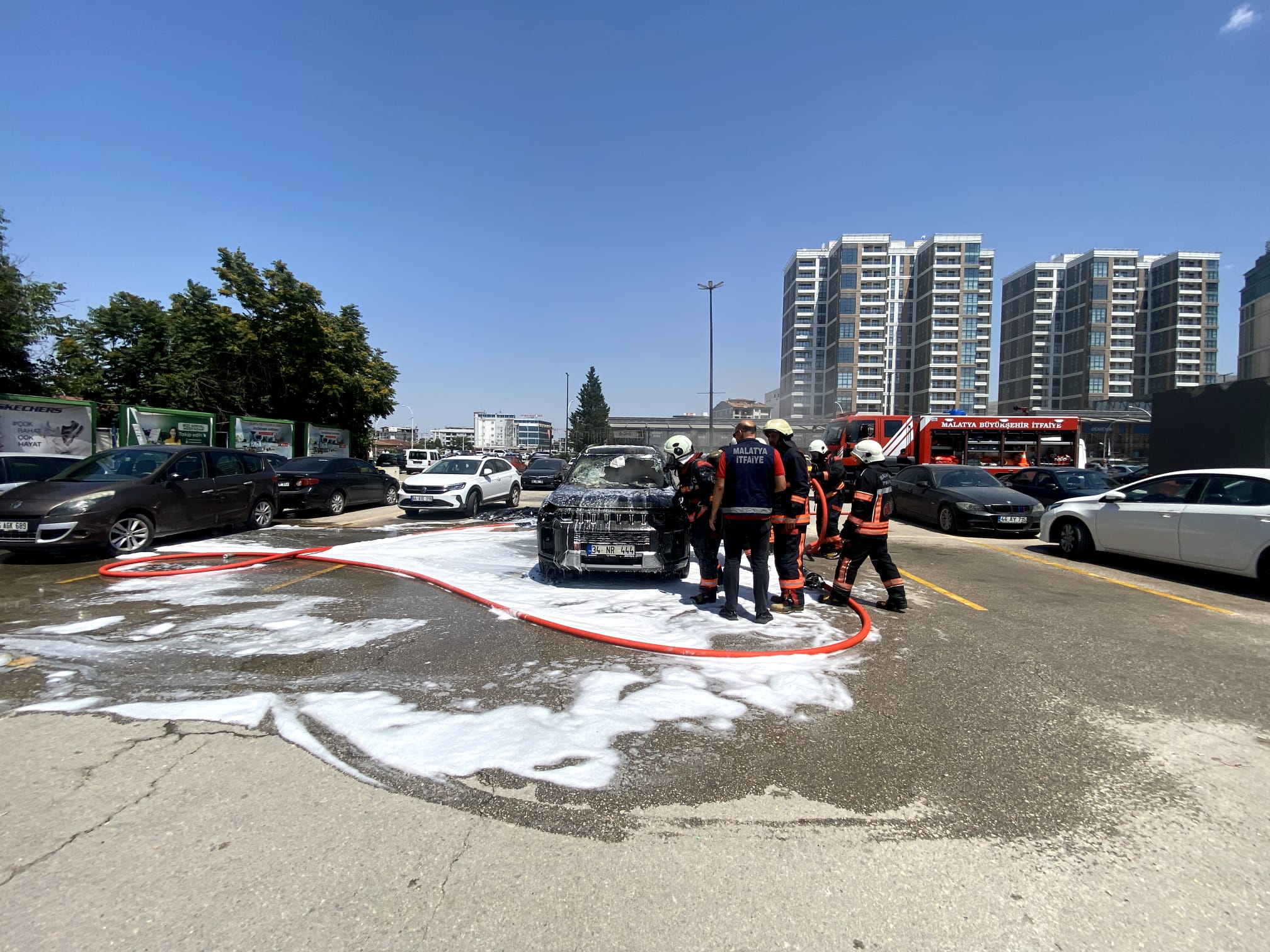 MalatyaPark Alışveriş ve Yaşam Merkezi’nin açık otoparkında park halindeki SUV