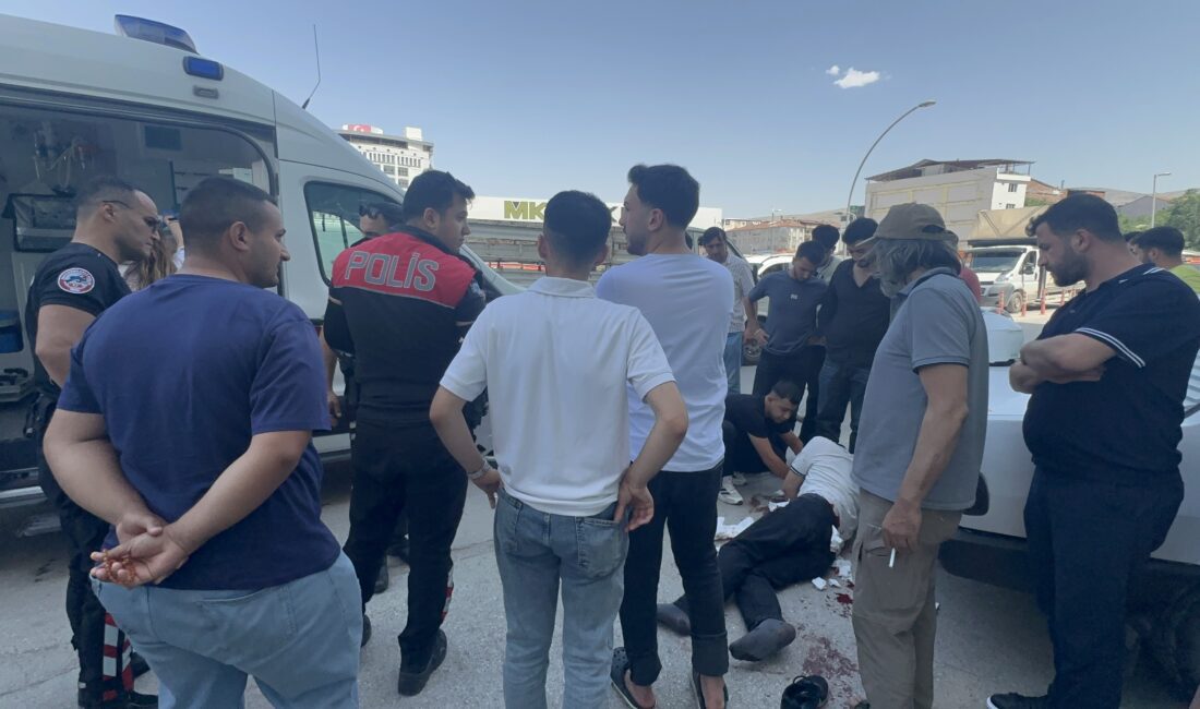 Malatya’da Bıçaklı Kavga Malatya’da Terminal Caddesi üzerinde çıkan bıçaklı kavgada Suriye uyruklu bir