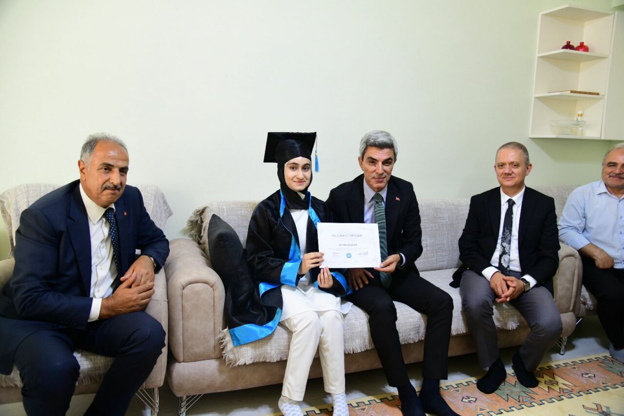 Malatya’da evde eğitim gören son sınıf öğrencisi Hatime Çalışkan, karne