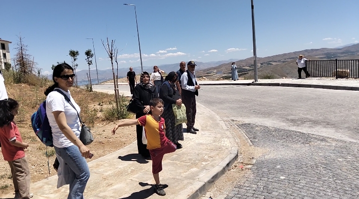 Malatya Bahçebaşı TOKİ’de Ulaşım İsyanı: MOTAŞ Otobüsleri Vatandaşı Çileden Çıkardı! Malatya’da yeni yerleşim yeri olan Bahçebaşı TOKİ konutlarında toplu taşıma