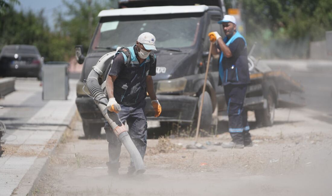Battalgazi Belediyesi, Karahan Mahallesi’nde hijyen ve temizlik çalışması yürütürken; Zabıta