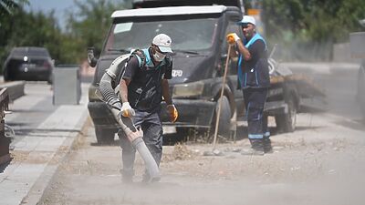 Battalgazi Belediyesi, Karahan Mahallesi’nde hijyen ve temizlik çalışması yürütürken; Zabıta