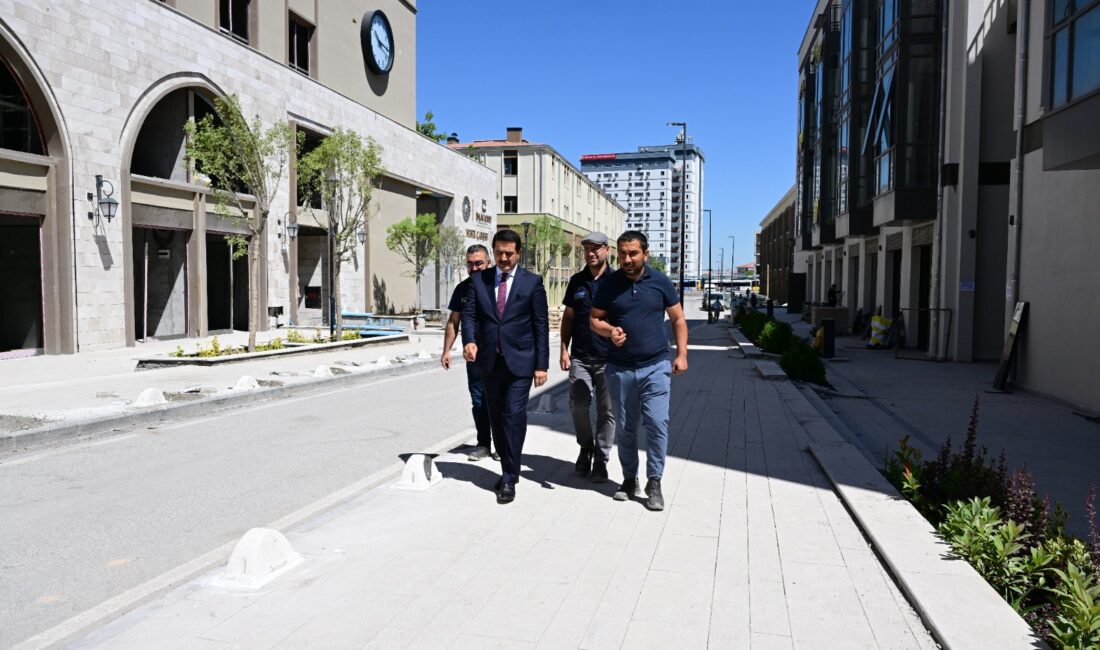 Battalgazi Belediye Başkanı Bayram Taşkın, yapımı devam eden Bakırcılar Çarşısı'nda