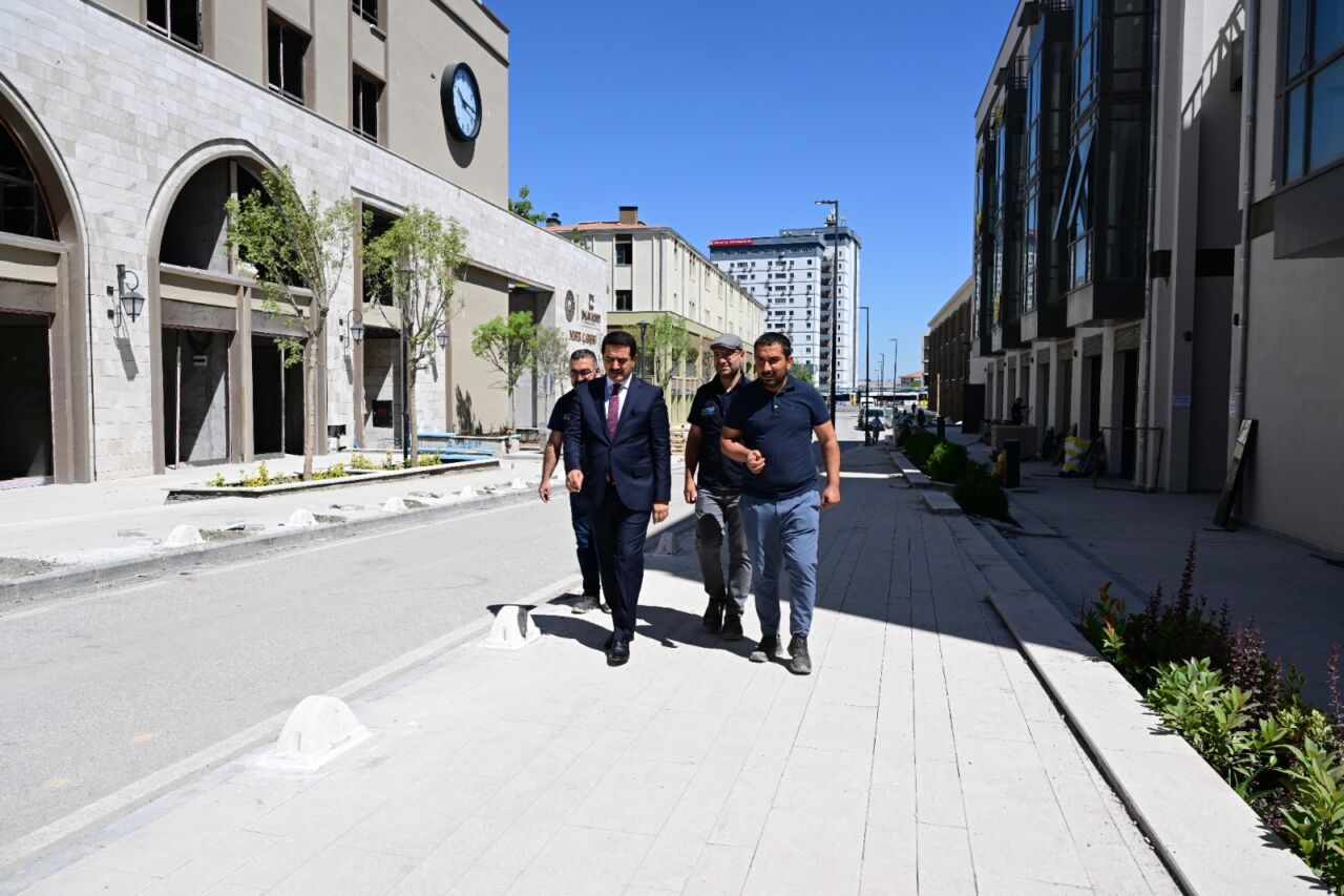 Battalgazi Belediye Başkanı Bayram Taşkın, yapımı devam eden Bakırcılar Çarşısı'nda