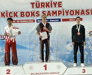 Yeşilyurt Belediyespor'un Kick Boks Türkiye Şampiyonası'nda altın madalya kazanan sporcuları