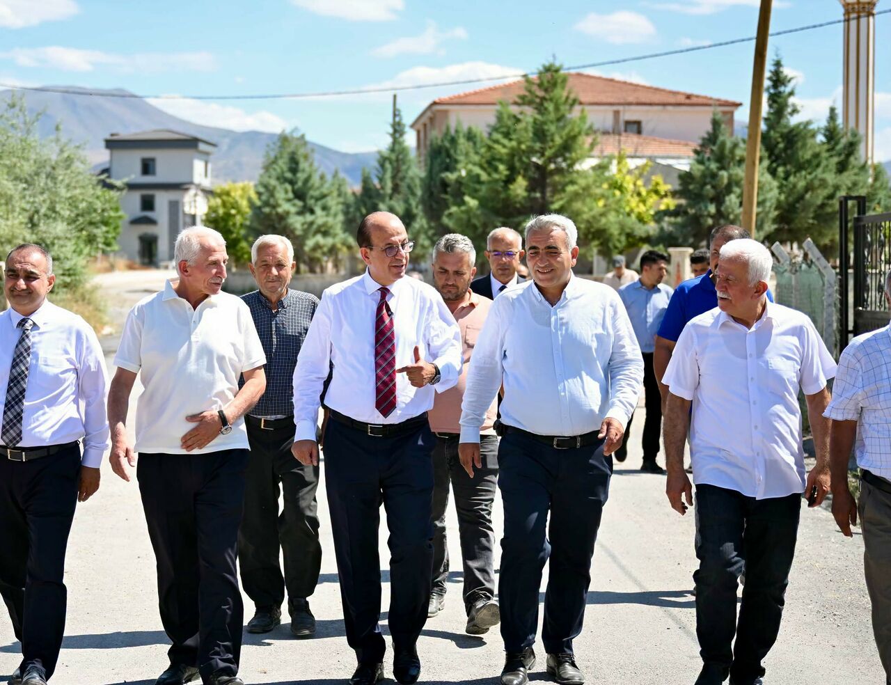 Yeşilyurt Belediye Başkanı Prof. Dr. İlhan Geçit, Kuyulu Mahallesi'nde devam