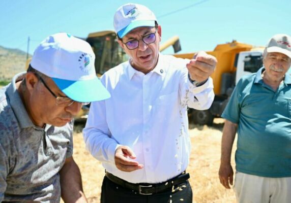 Yeşilyurt Belediyesi Tarımsal Üretim ve AR-GE Sahası'nda arpa hasadı tamamlandı.