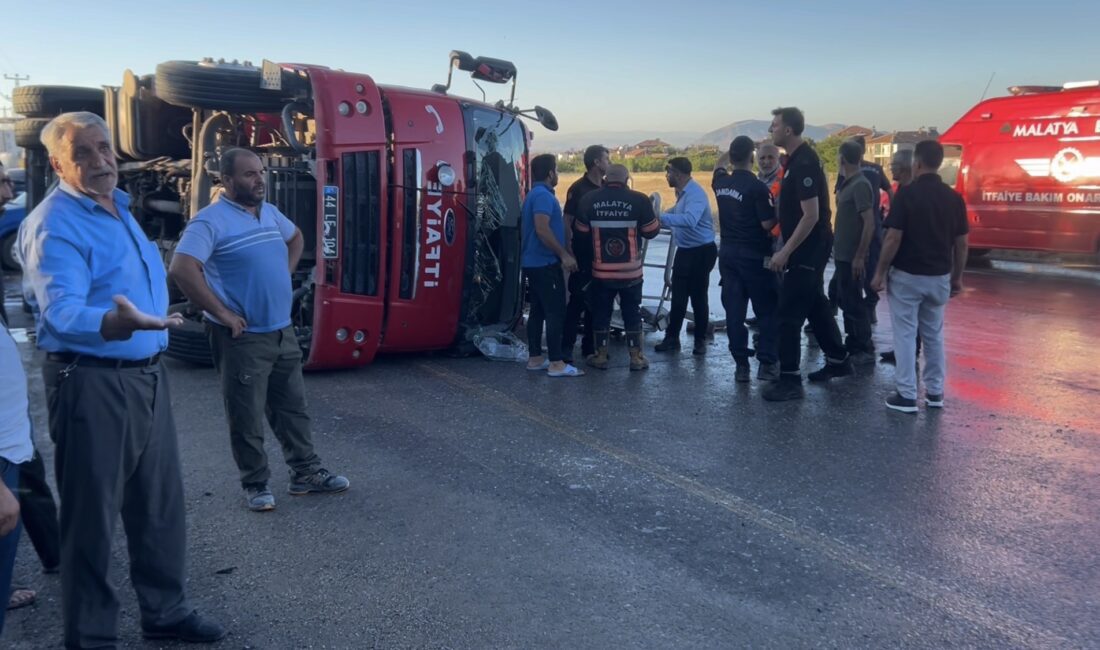 Yeşilyurt’ta ev ve odunluk yangınına müdahale etmek için hızla yola