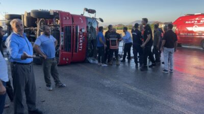 Yeşilyurt’ta ev ve odunluk yangınına müdahale etmek için hızla yola