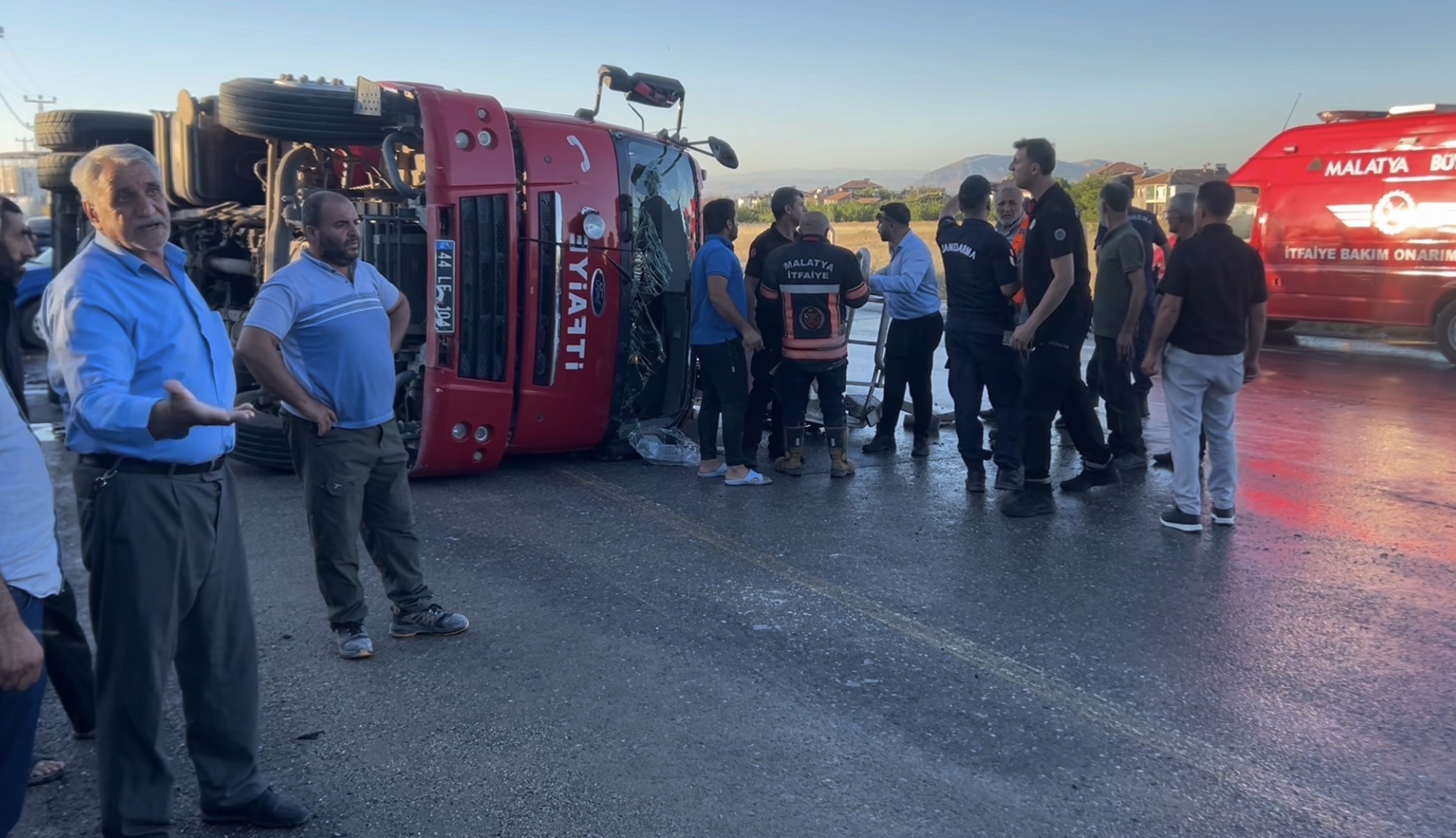 Yeşilyurt’ta ev ve odunluk yangınına müdahale etmek için hızla yola