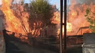 Malatya’nın Yeşilyurt ilçesinde çıkan yangında bir ev ile bitişiğindeki ekmek