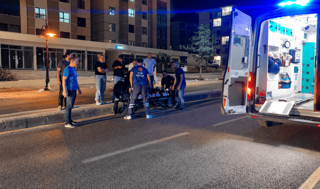 Malatya'nın Battalgazi ilçesinde, elektrikli bisikletinin kontrolünü kaybederek refüje çarpan 10