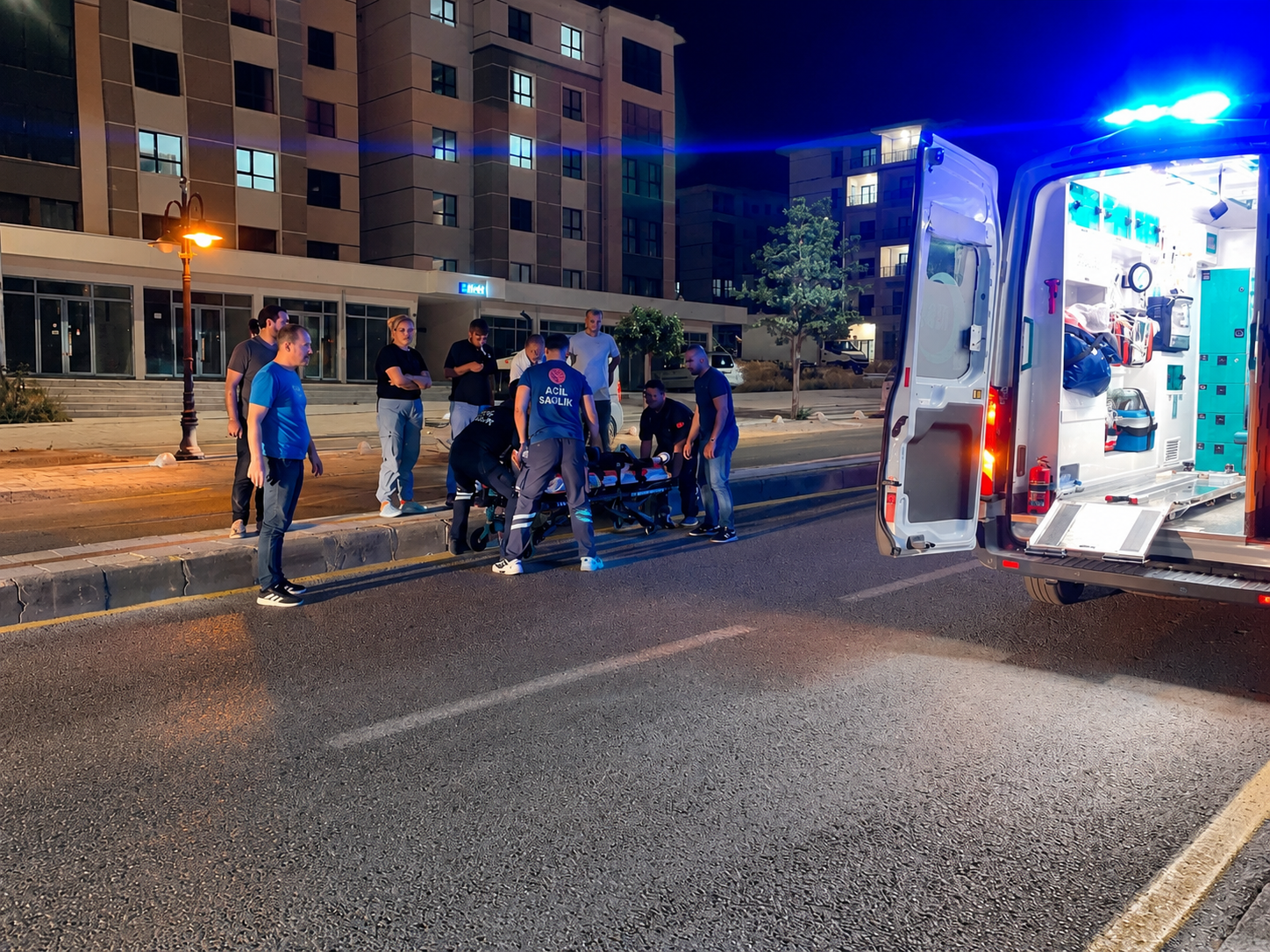 Malatya'nın Battalgazi ilçesinde, elektrikli bisikletinin kontrolünü kaybederek refüje çarpan 10