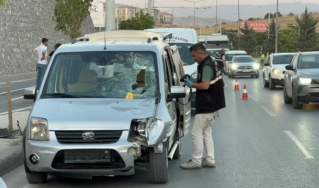 Yolun Karşısına Geçmek İsteyen Kadın Hayatını Kaybetti Malatya-Elazığ karayolunda yolun karşısına geçmeye çalışırken hafif ticari aracın çarptığı