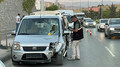 Malatya-Elazığ karayolunda yolun karşısına geçmeye çalışırken hafif ticari aracın çarptığı