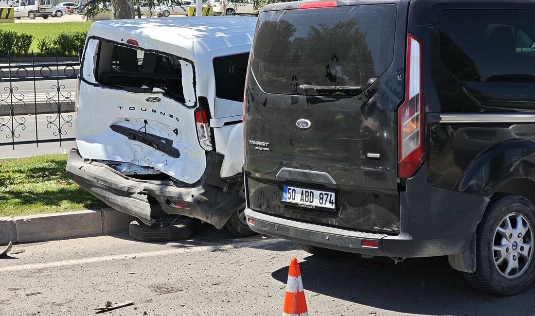 Malatya’da iki otomobil ile bir minibüsün karışması sonucu meydana gelen
