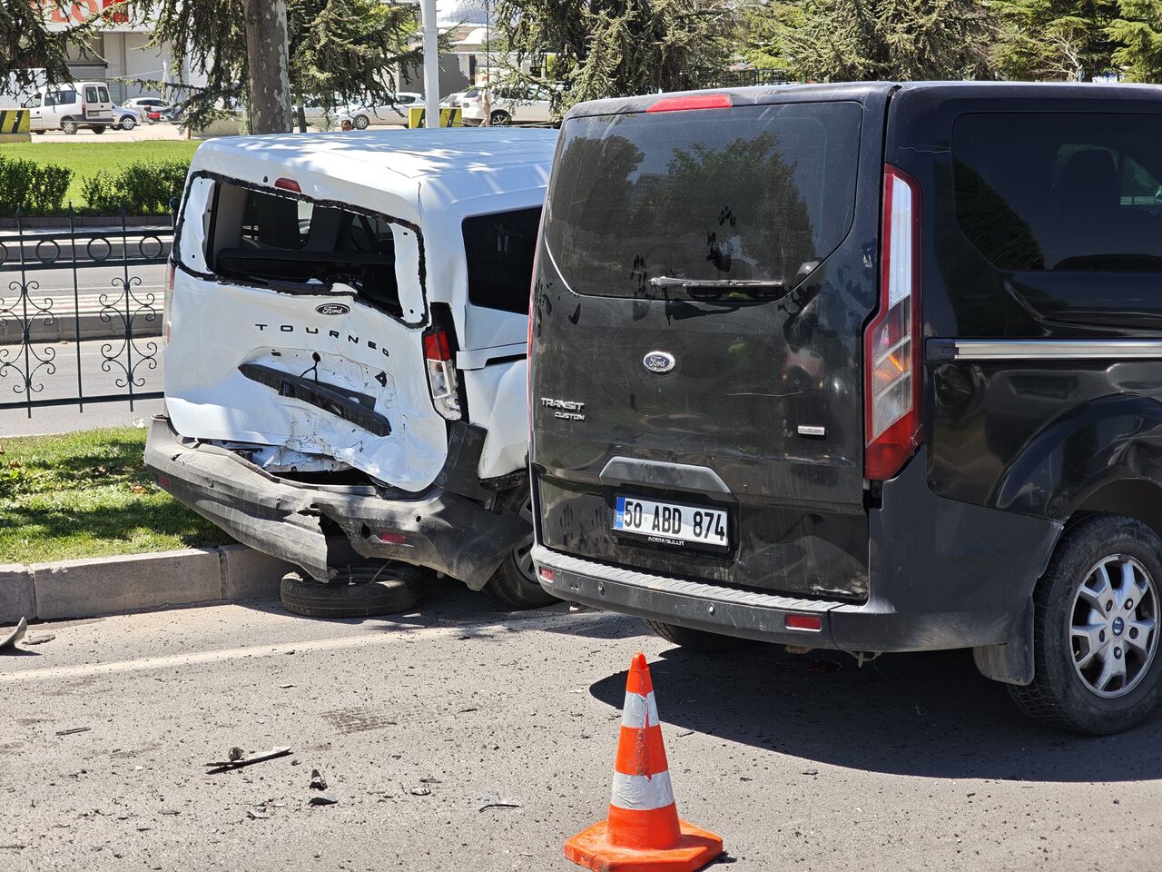 Malatya’da iki otomobil ile bir minibüsün karışması sonucu meydana gelen