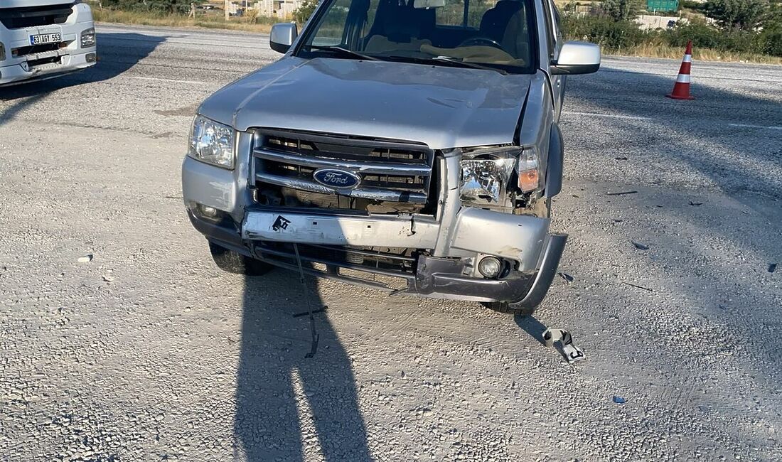 Malatya’nın Doğanşehir ilçesinde kamyonet ile otomobilin çarpışması sonucu meydana gelen