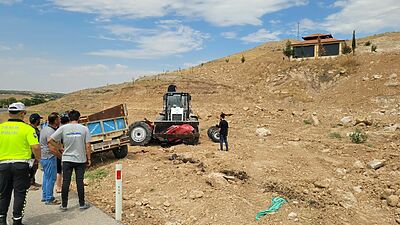 Malatya’nın Yeşilyurt ilçesinde seyir halindeyken ön şaftı kırılan traktör şarampole