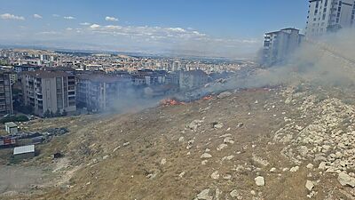 Malatya’nın Battalgazi ilçesinde boş arazide çıkan ot yangını, itfaiye ekiplerinin
