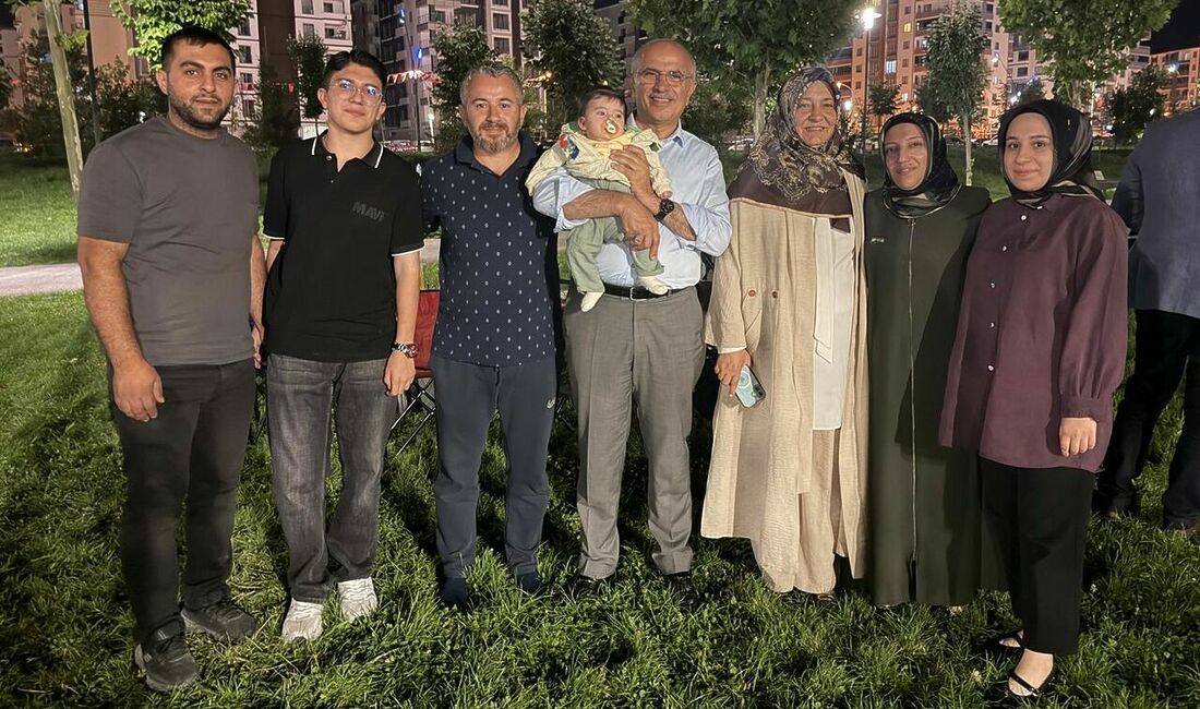 Başkan Sami Er, Yüzüncü Yıl Kent Parkı’nda vatandaşlarla bir araya