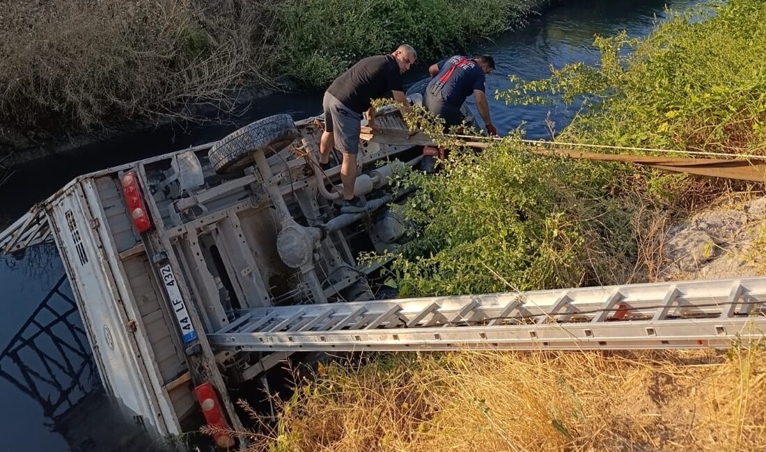 Malatya’nın Yeşilyurt ilçesinde kontrolden çıkarak sulama kanalına devrilen yem yüklü