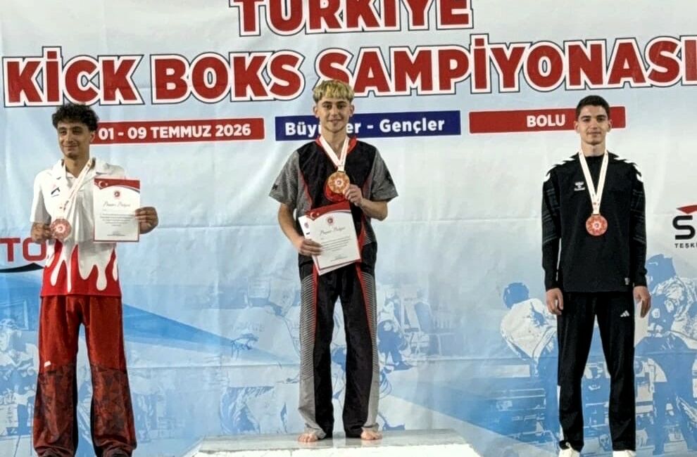 Bolu’da düzenlenen Türkiye Kick Boks Şampiyonası’na damga vuran Malatyalı sporcular