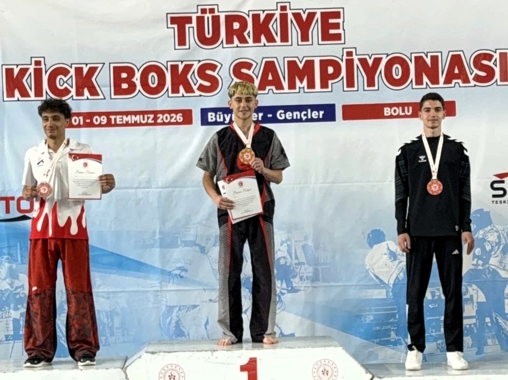 Bolu’da düzenlenen Türkiye Kick Boks Şampiyonası’na damga vuran Malatyalı sporcular