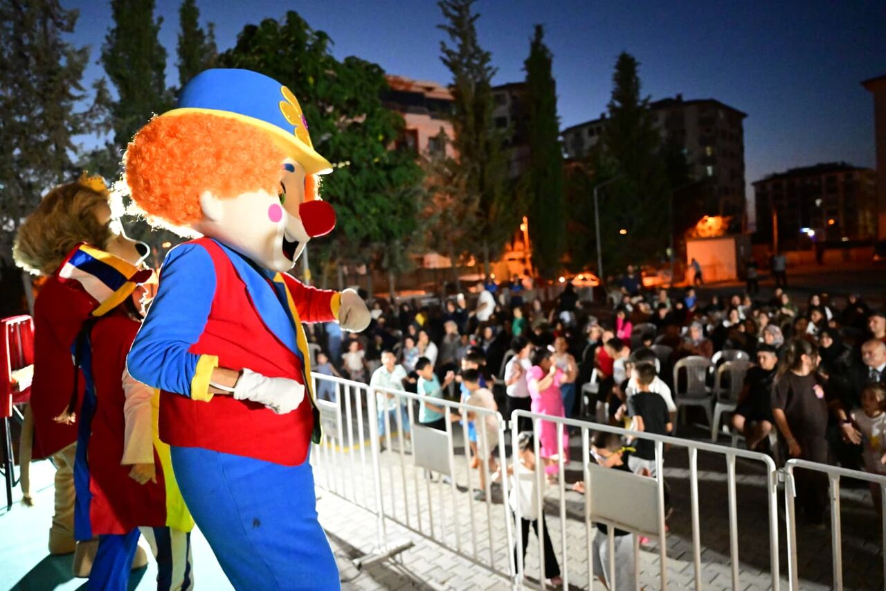 Battalgazi Belediyesi’nin hafta sonu düzenlediği yaz akşamları konseri, çocuk şenliği